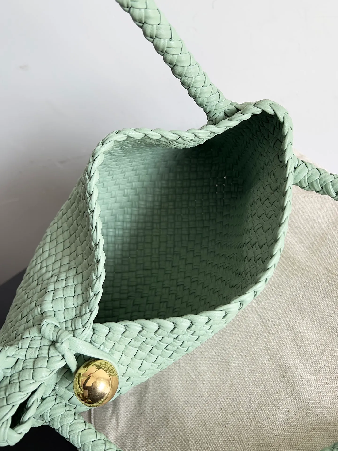 Batch 5760 BV collectible small woven handbags are really YYDS!! Bottega Veneta’s most classic small woven handbags are back! ! We use the highest quality leather with the highest craftsmanship❤️ to create the most expensive works. We have created the original Intrecciato leather weaving process❤️ This unique traditional exclusive leather weaving method has not only become our logo but also reflects the time-consuming and labor-intensive craftsmanship of our products❤️ The new TOSCA handbag must be a selection worth collecting🆕 Style number: 716974 Size: 27*9*18cm